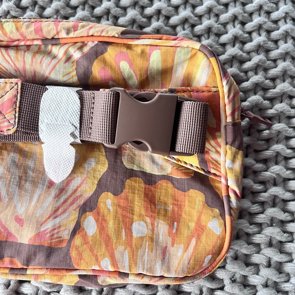 Aloha Collection• SUPER SPECIAL LMTD ED KEEP IT LIGHT HIP PACK Sunrise Shells - Picture 9 of 10